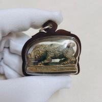 ราคา วราหาวตาร พญาหมูป่าพลิกแผ่นดิน (นารายณ์อวตารปราบมาร) เป็นต้นแบบของเครื่องรางชนิดนี้ หลวงปู่กาหลง เขี้ยวแก้ว (23143786796)