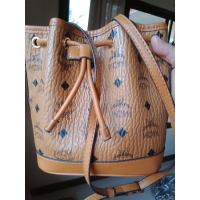 ราคา กระเป๋าสะพายข้างหนังแท้ % ทรงขนมจีบ แบรนด์เนมแท้ MCM made in Korea ไซส์ 7 นิ้ว สูง 8 นิ้ว สภาพสวยมากๆ หนังสวยๆ (16058449230)