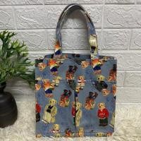 ราคา กระเป๋าถือ วัสดุเป็นพลาสติก เคลือบกันน้ำ ลายหมี Polo น่าร๊ากกมาก กว้าง 10.5 สูง 10.5 นิ้ว ก้นกว้าง 6 นิ้ว ราคา 190 บาท (22847578596)