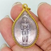 ราคา เหรียญไอ้ไข่ วัดเจดีย์ ปี 2526 เนื้อนวโละ เลี่ยมกรอบผ่าหวายขอบทองอย่างดี ขนาด 4 ซม. (25525686055)