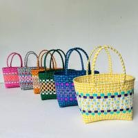 ราคา ตระกร้าสาน เส้นพลาสติกสาน กระเป๋าสาน ตระกร้าจ่ายตลาด ใส่ของ ขนาดกว้าง15ยาว27สูง20.5ซม. สายยาว15ซม. วัดจากขอบปากจัด (25209981758)