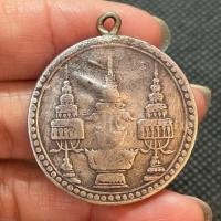ราคา เหรียญเงิน หนึ่งบาท ตราพระจุลมงกุฎ - พระแสงจักร ร.๕ พ.ศ.2412 หนัก15กรัม เชื่อมห่วงเดิมเก่าโบราณ (29387002691)