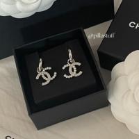 ราคา [พร้อมส่ง] New Chanel CC Earrings 1.5 cm อะไหล่เงิน ต่างหูชาแนลห้อยจี้ (27765889297)