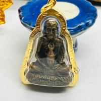 ราคา หลวงปู่กาหลงเขี้ยวแก้ว นั่งครอบปู่สิงห์ สมิงพราย วัดเขาแหลม บูรพาจารย์ผู้ทรงอภิญญา เลี่ยมกรอบทองไมครอนกันน้ำอย่างดี 3ซม. (21035994957)