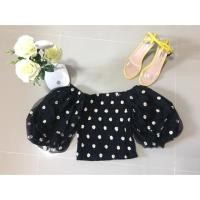 ราคา เสื้อครอปเปิดไหล่แขนตุ๊กตาทับผ้าชีฟองลายดอก (6436800703)