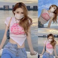 ราคา Korean เสื้อครอปชายเสื้อทรงแหลม คอกลมแขนสั้น สีขาวสกรีนลายกราฟฟิกสีชมพู (18375442997)