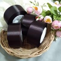 ราคา ริบบิ้นผ้าซาตินสีน้ำตาลเข้ม ม้วน25หลา 40บาท (3329160854)