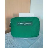 ราคา Valentino Garavani Sport ไวนิล และ หนังแท้บางส่วน กันน้ำ ถือเป็นครัชได้ สวย สภาพดีมาก 100% ของแท้ ขนาด 8.5×6.5×2.5 นิ้ว (8268321832)