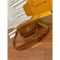 ราคา กระเป๋าสะพายข้าง Louis Vuitton สำหรับผู้หญิง สีน้ำตาลอ่อน ออกแบบให้พกพาสะดวก ทำจากหนังวัวลายกรีนด์ มีสายคล้องไหล่ปรับได้และล็อคเปิดปิด Twist M2295 (53553039973)