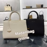 ราคา CHARLES & KEITH Large Double Handle Bag กระเป๋าถือใบใหญ่ มีสายสะพายยาว (10051661412)