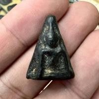 ราคา พระสมเด็จนางพญา เนื้อว่านไพรดำและผงไม้พญางิ้วดำ พระบ้านรวมๆสวยๆวัดใจ (26541966002)