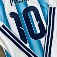 ราคา เสื้อฟุตบอลโลก 2026 ทีมชาติอาร์เจนตินา สีเหย้า แขนยาว เบอร์ 10 มาซี่ (43326661432)