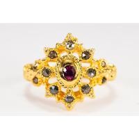 ราคา (R190 ชื่อแบบ "พิกุลทอง") : แหวนทองคำลายดอกพิกุลประดับเพชรซีกแท้ ประดับยอดทับทิมสยาม(Siamese Ruby) (23733545359)