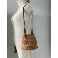 ราคา กระเป๋าสะพายข้าง เชือกฟางถักทรงถัง สีน้ำตาล ✨ (25770250002)