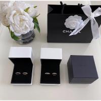 ราคา แหวนลายแคบชาแนล แบบไม่มีเพชรราคา 10,200 บาท หรือแบบมีเพชรถึง 25,800 บาท สำหรับสะสมเครื่องประดับ (52003111112)