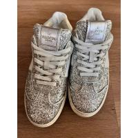 ราคา sale เดือนสุดท้ายของปี valentino รองเท้าผ้าใบวิ้งๆใหม่ๆ (50003169067)