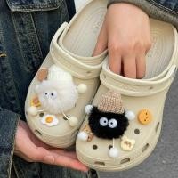 ราคา ตัวติดรองเท้า crocs DIYดอกไม้รองเท้าสีดำและสีขาวไม่มีขนสีดำและสีขาวก้อนอิฐเอลฟ์รองเท้าดอกไม้บิสกิตหัวเข็มขัดดอกไม้รองเท (24125678111)