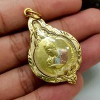 ราคา เหรียญที่ระลึกพระมหาชนก เหรียญอันทรงคุณค่า เนื้อทองพ่นทรายสามกษัตริย์ เลี่ยมกรอบทองไมครอน (40318687197)