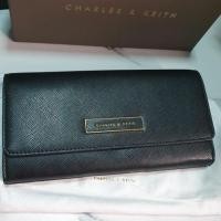 ราคา กระเป๋า charles & keith มือสองสภาพ 95%++ (15401127356)