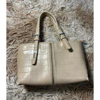 ราคา กระเป๋าถือgotchaสีครีมเบจ น่ารักๆตำหนิ สายถือลอก (51500029923)