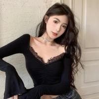 ราคา [จัดส่งจากกรุงเทพ] เสื้อครอปแขนยาว คอกว้างแต่งลูกไม้ อกจีบย่น ปลายแขนบานแต่งผ่า (24996602357)