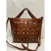 ราคา Lucca กระเป๋าหนังแท้สาน ด้านในมีช่องใส่ขวดน้ำ มือสองนำเข้า (26108206111)