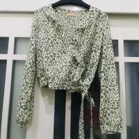 ราคา เสื้อครอป แขนยาว สีครีมลายดอกสีเขียว เอวผูกโชว์ด้านข้าง (5233883518)