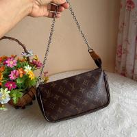 ราคา LV Pochette งานเทียบสภาพดีซับในสะอาดสวยพร้อมใช้หนังไม่มีแตกฐาน 8 นิ้วกว้าง 1.5 นิ้วสูง 5 นิ้ว 550 บาท (26827768811)