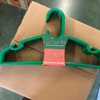 ราคา (ยกลัง 24แพ็ค) No.689 ไม้แขวนเสื้อผู้ใหญ่ ไม้แขวนเสื้อพลาสติก ไม้แขวนเสื้อ แพ็คละ 5 ชิ้น 1ลังมี 24 แพ็ค (29682026595)