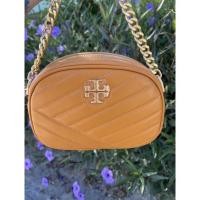ราคา Used Very Like New Tory Burch Kira Chevron Small Camera Bag (10008495424)