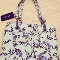 ราคา กระเป๋าสะพาย GUESSแท้100%ลายดอกไม้สีฟ้า (2107682928)