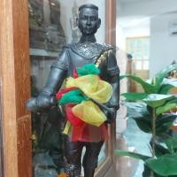 ราคา พระบรมรูปสมเด็จพระนเรศวรมหาราช ประกาศอิสรภาพหลั่งน้ำสิโนทก สูง 13 นิ้ว ฐาน 3.5×3.5นิ้ว เนื้อทองเหลืองรมดำ มีดดาบถอดได้ (25875774867)