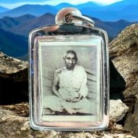 ราคา รูปถ่ายซีเปีย หลังติดสีผึ้งเขียว เส้นเกษา พร้อมจาร หลวงพ่อทาบ วัดกระบกขึ้นผึ้ง จ.ระยอง ตำนานสีผึ้งมหาเสน่ห์อับดับหนึ่ง (42614127012)