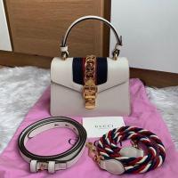 ราคา Like new Gucci sylvie mini crossbody ปี18 สภาพยังใหม่เลย หนังทรงแข็ง ภายในสะอาด มุมไม่ถลอก มีรอยเล็บบ้าง (2655881484)