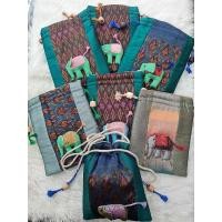 ราคา กระเป๋าผ้าหูรูด ผ้าไหมแท้ ไหมเทียม ผ้าทอ ตกแต่งตุ๊กตาช้าง (เซ็ต4) ราคา 69.- (24024952517)