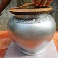 ราคา โอ่งน้ำ 4.5 ลิตร พร้อม ฝาไม้ โอ่งดินเผา โอ่งสีเงิน ตกแต่ง สวน ร้านค้า ของขวัญ ขึ้นบ้านใหม่ วัสดุดินเผา (40520378348)