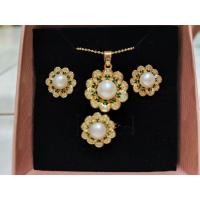 ราคา เซทไข่มุกน้ำจืดสีขาว ล้อมพลอยมรกตและเพชรcz (สร้อยไข่ปลายาว 18 นิ้วพร้อมจี้ ต่างหู และแหวนฟรีไซส์) (42560742914)