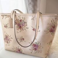 ราคา Coach​ zip​ Tote♥️♥️♥️♥️ (1899552745)