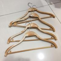 ราคา ไม้แขวนเสื้อพลาสติกซาร่าลายไม้ มือสอง ไม้แขวนพลาสติกลายไม้ ขายยกโหล (14604054470)