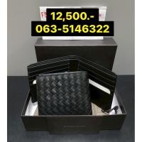 ราคา กระเป๋าสตางค์ผู้ชายสีดำ bottega wallet 8 cards ปี 25 ของแท้ 100% (40104761168)