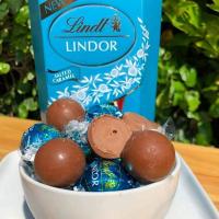 ราคา Lindt Lindor Milk Chocolate Salted Caramel Chocolate Gift Box, 200 g แท้100% Made and Import from Italy (17697222378)