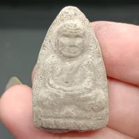 ราคา หลวงปู่ทวด วัดช้างไห้ ทรงเตารีด ปี2497 เนื้อดิน พิมพ์กรรมการ (23464052802)