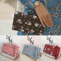 ราคา Lynกระเป๋าสะพายข้างงานหนังลายดอกไม้ (1643773922)