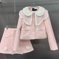 ราคา พร้อมส่ง ชุดเซทกันหนาว2ชิ้น เสื้อแขนยาวผ้ากากเพชรลูกฟูกคอปกลูกไม้+กระโปรงสั้น แต่งดอกไม้ สีชมพู (41564559062)