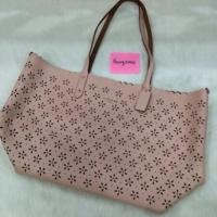 ราคา Tote หนังสีพาสเทล ฉลุลายดอกไม้ (190534572)