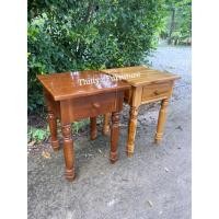 ราคา โต๊ะหัวเตียงขากลึง ไม้สักแท้ พร้อมลิ้นชักสำหรับเก็บของ มีให้เลือก 2 สี (27437550688)