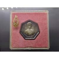 ราคา เหรียญระลึก พระราชพิธีถวายพระเพลิงพระบรมศพ พระนางเจ้ารำไพพรรณี เนื้อเงิน ปี 2528 พร้อมกล่องเดิม (ฝากล่องเขี้ยวล็อคหัก) (27557866347)