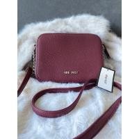 ราคา nine west crossbody ( burgundy red ) มือหนึ่ง!!! แท้!!! 100%!!!! กระเป๋าสะพายข้างไนน์เวสท์ สีแดงเบอร์กันดี้ (7165879415)