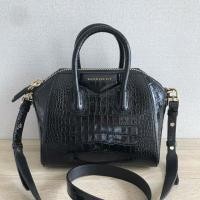ราคา NEW GIVENCHY ANTIGONA BLACK CROC EMBOSSED (5012047208)
