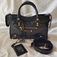 ราคา Like new Balenciaga city small size สภาพสวย สีดำหมดทอง ขอบมุมดียาแนวกริ๊บ อะไหล่วิ้ง ปี18 (2814936184)